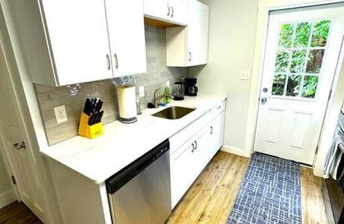 Wilmington Apartamento | Cozy Walk up King Bed Fast Wifi