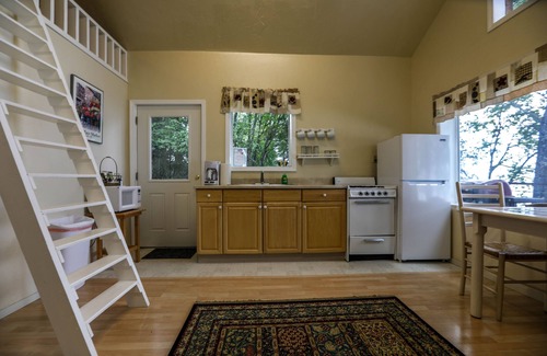 Kalifornsky Cabina | Cozy Waterfront Cabin, Central Kenai - Alaskan Sunset Cabins: 'Kalgin'