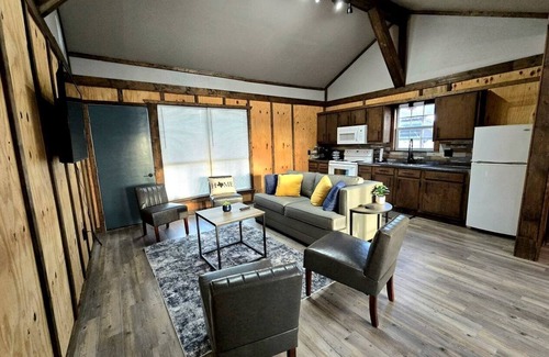 Quitman Cabina | Cozy Waterfront Cabin with Boat Ramp on Lake Fork, Perfect for Fishing Enthusiasts near Quitman, Mississippi