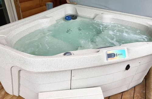 Millersburg Apartamento | Cozy Waterview Lodge Suite w/ Hot Tub