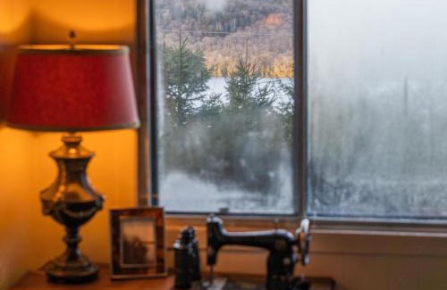 Huberdeau Casa | Cozy Winter Kabin + Hot Tub & Firepit