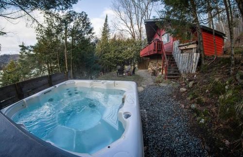 Huberdeau Casa | Cozy Winter Kabin + Hot Tub & Firepit