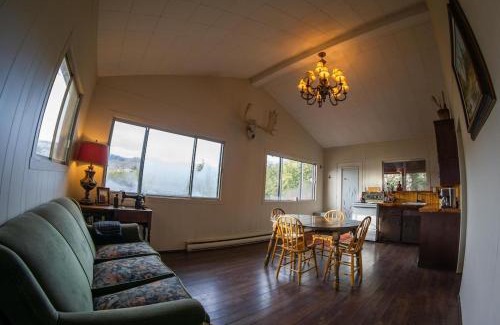 Huberdeau Casa | Cozy Winter Kabin + Hot Tub & Firepit