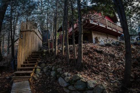 Huberdeau Casa | Cozy Winter Kabin + Hot Tub & Firepit