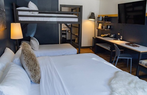 Winter Park Hotel | Cozy Winter Park Stay Perfect for Group Travelers | 2 Units | Hot Tubs Access