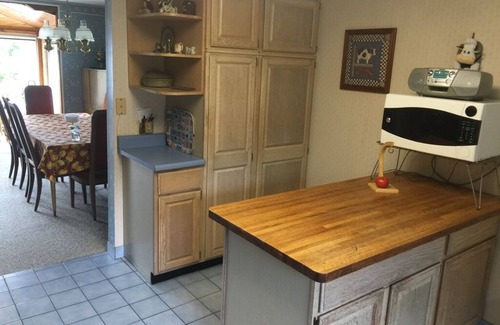 Willsboro Casa | Cozy winter retreat + beautiful view + Indoor Outdoor Fireplace + Pool Table