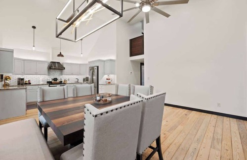 Flowery Branch Casa | Cozy Wood Cabin Retreat w/Dock, Deck & Views