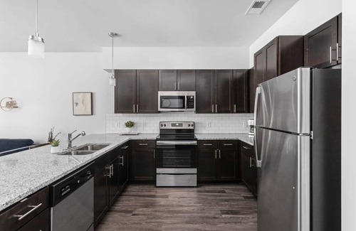 Indianapolis Apartamento | Cozysuites 1BR Modern Apt Near the Fashion Mall