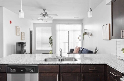 Indianapolis Apartamento | Cozysuites 1BR Modern Apt Near the Fashion Mall
