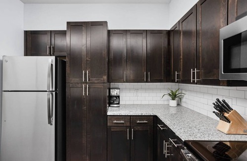 Indianapolis Apartamento | Cozysuites 2BR Modern Apt Near the Fashion Mall