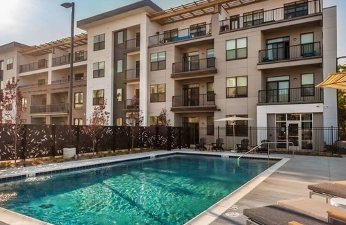 Indianapolis Apartamento | Cozysuites 2BR Modern Apt Near the Fashion Mall