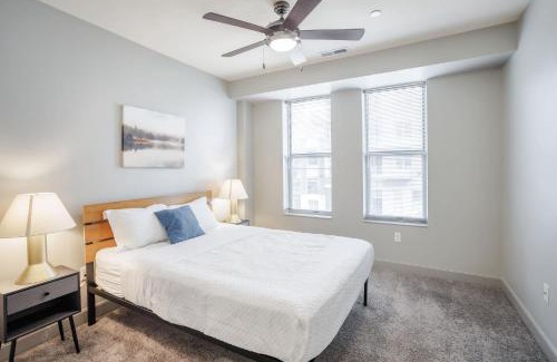 Downtown Cincinnati Apartamento | CozySuites at the Banks gym pool 16