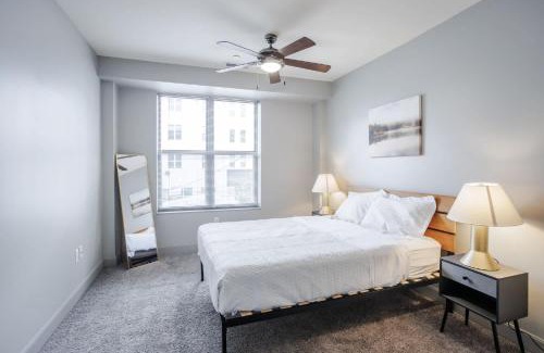 Downtown Cincinnati Apartamento | CozySuites at the Banks gym pool 16