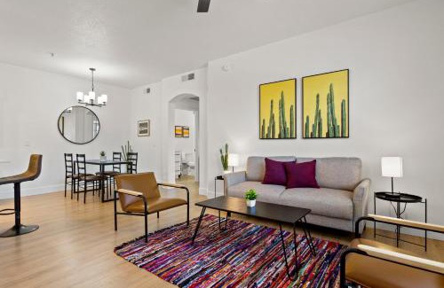 Glendale Sports and Entertainment District Apartamento | CozySuites Glendale by the stadium with pool 15