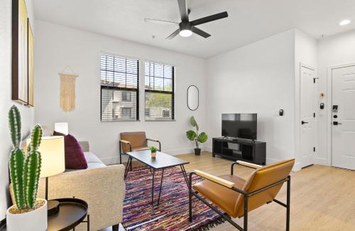 Glendale Sports and Entertainment District Apartamento | CozySuites Glendale by the stadium with pool 15