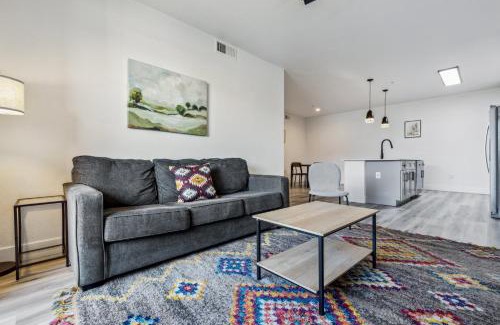 Glendale Sports and Entertainment District Apartamento | CozySuites Glendale - Westgate with pool 09
