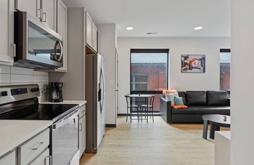 Lockerbie Square Apartamento | Cozysuites Mass w Parking Lounge Roof Deck 25