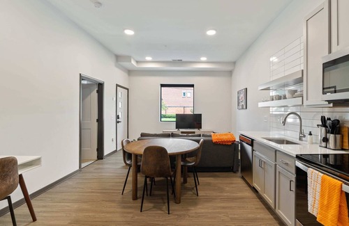 Lockerbie Square Apartamento | CozySuites Mass with parking, lounge and roof deck 1
