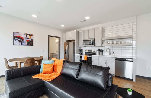 Lockerbie Square Apartamento | CozySuites Mass with parking, lounge and roof deck 10