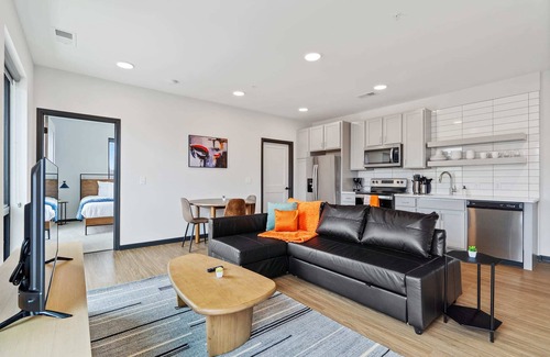 Lockerbie Square Apartamento | CozySuites Mass with parking, lounge and roof deck 10