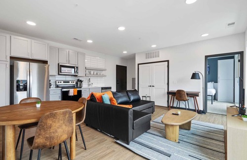 Lockerbie Square Apartamento | CozySuites Mass with parking, lounge and roof deck 10