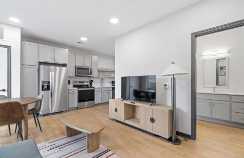 Lockerbie Square Apartamento | CozySuites Mass with parking lounge & roof deck #29