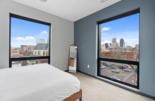 Lockerbie Square Apartamento | CozySuites Mass with parking lounge & roof deck #29
