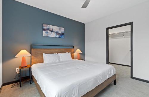 Lockerbie Square Apartamento | CozySuites Mass with parking lounge & roof deck #31