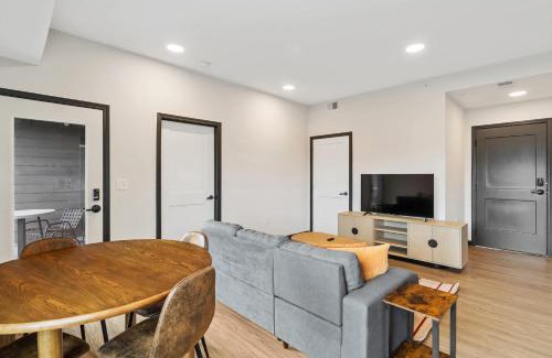 Lockerbie Square Apartamento | CozySuites Mass with parking lounge & roof deck #32