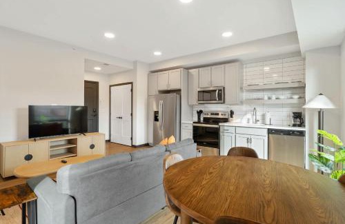 Lockerbie Square Apartamento | CozySuites Mass with parking lounge & roof deck #32