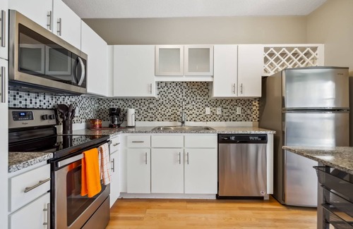 Mill District Apartamento | CozySuites Mill District with pool, gym #03