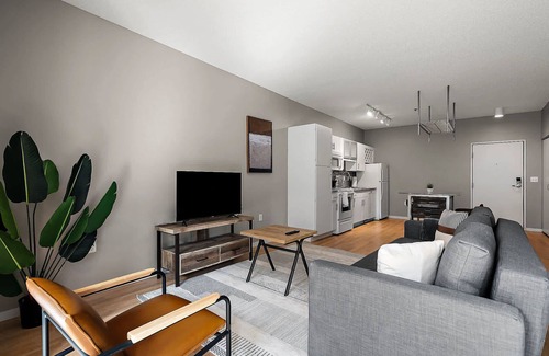 Mill District Apartamento | CozySuites Mill District with pool, gym #12
