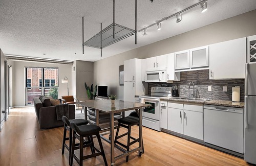 Mill District Apartamento | CozySuites Mill District with pool, gym #12