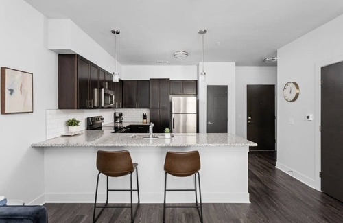 Indianapolis Apartamento | CozySuites Nora 2BR near Fashion Mall