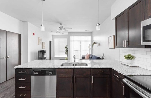 Indianapolis Apartamento | CozySuites Nora 2BR near Fashion Mall