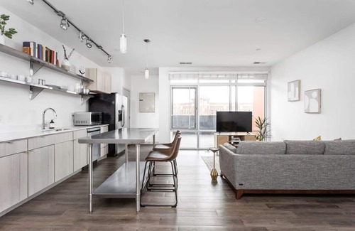 Lockerbie Square Apartamento | Cozysuites on Mass With Garage Parking 1