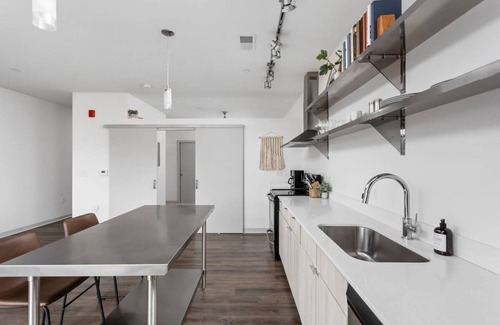 Lockerbie Square Apartamento | Cozysuites on Mass With Garage Parking 1