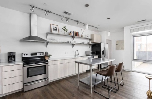 Lockerbie Square Apartamento | Cozysuites on Mass With Garage Parking 11