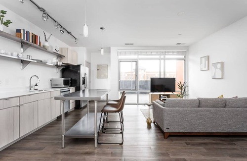 Lockerbie Square Apartamento | Cozysuites on Mass With Garage Parking 2