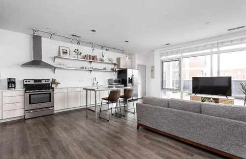 Lockerbie Square Apartamento | Cozysuites on Mass With Garage Parking 3