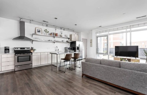 Lockerbie Square Apartamento | Cozysuites on Mass With Garage Parking 7