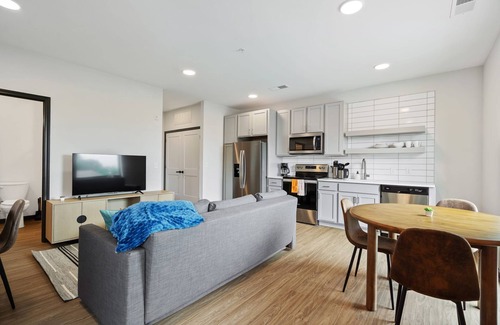 Lockerbie Square Apartamento | Cozysuites on Mass With Garage Parking 7