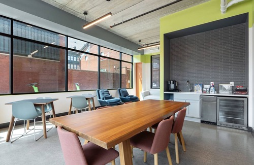 Lockerbie Square Apartamento | Cozysuites on Mass With Garage Parking 7