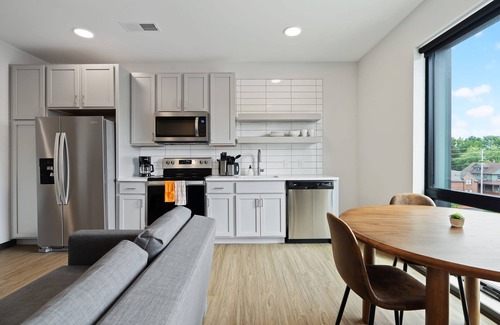 Lockerbie Square Apartamento | Cozysuites on Mass With Garage Parking 7