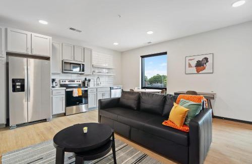 Lockerbie Square Apartamento | CozySuites on Mass with garage parking #6