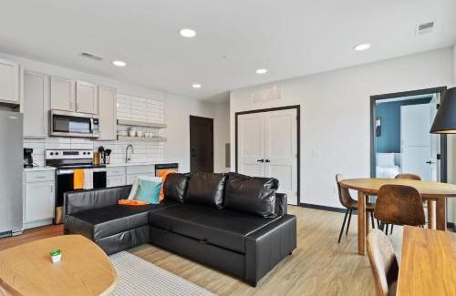 Lockerbie Square Apartamento | CozySuites on Mass with garage parking #19