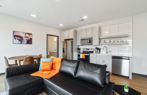 Lockerbie Square Apartamento | CozySuites on Mass with garage parking #20