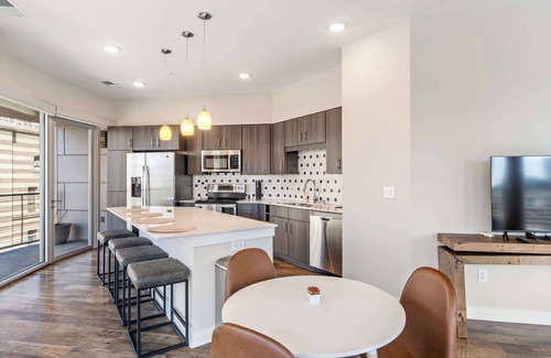 Mile Square Apartamento | CozySuites - Penrose