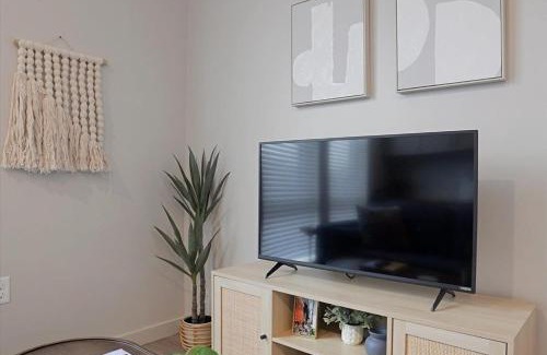 Lower Lawrenceville Apartamento | CozySuites Stylish SDO, Lawrenceville