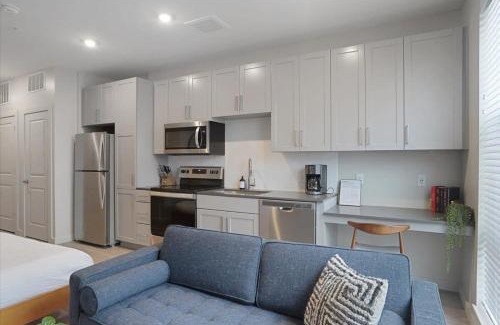 Lower Lawrenceville Apartamento | CozySuites Stylish SDO, Lawrenceville
